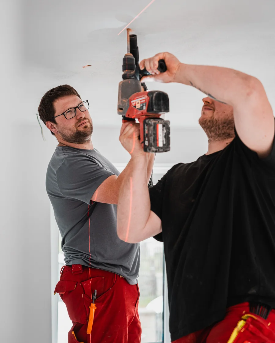 Tým při montáži světel s laserovým zaměřením