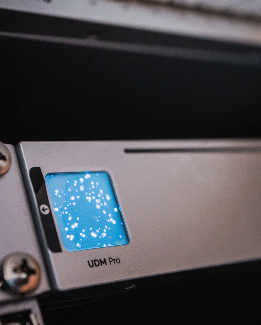 Detail Ubiquiti UDM Pro v technickém racku